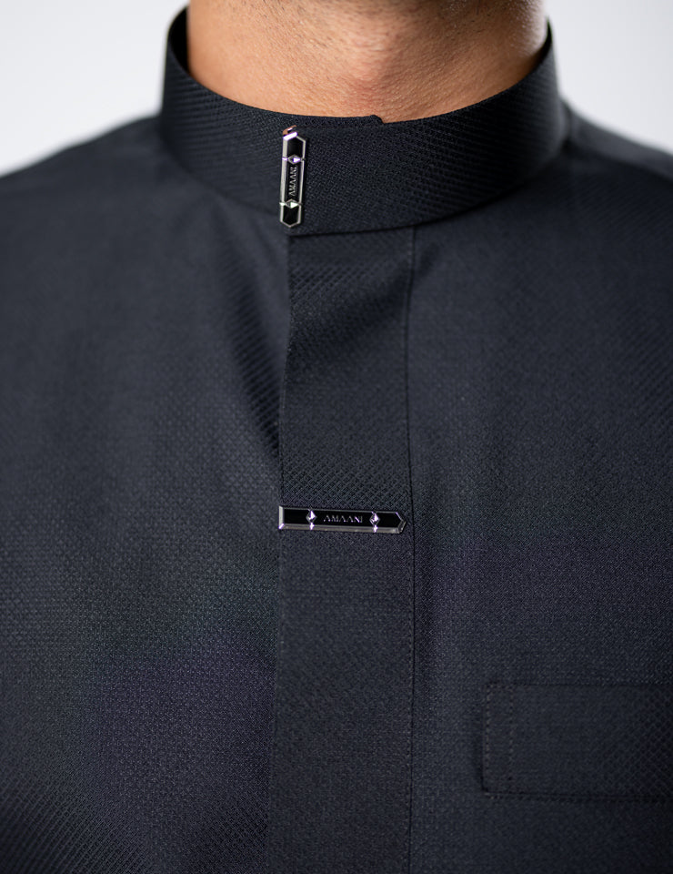 Amaani Asrar Diamond Weave Saudi Thobe, Black, half length front with Saudi collar