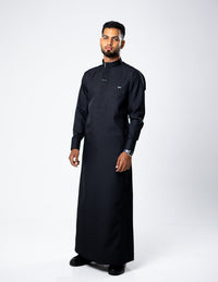 Amaani Asrar Diamond Weave Saudi Thobe, Black, model, full length front