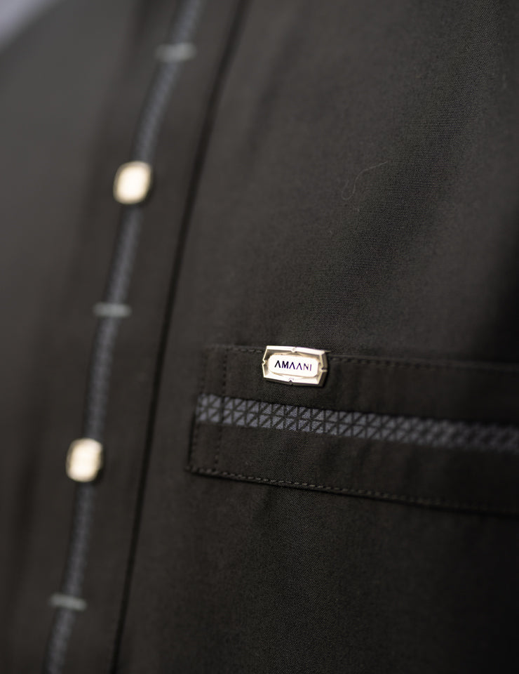 Amaani Eclipse Short Sleeve Thobe, Black, contrast placket trim and chest pocket close up