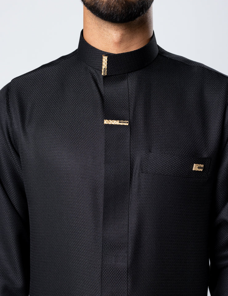 Amaani Nibras Textured Saudi Thobe, Black, half length front with structured collar