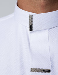 Amaani Nibras Textured Saudi Thobe, White, structured collar and signature buttons close up