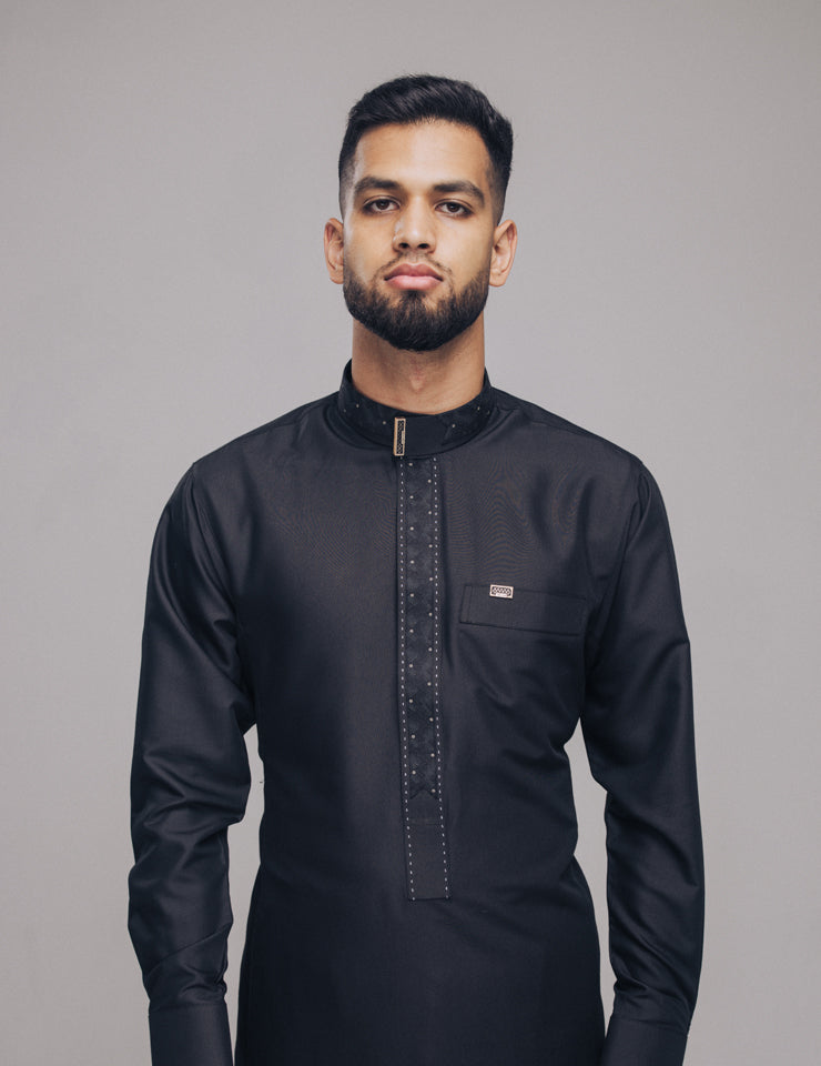 Amaani Onyx Saudi Collar Thobe, Black, model, full length front