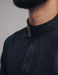 Amaani Onyx Saudi Collar Thobe, Black, collar contrast close up