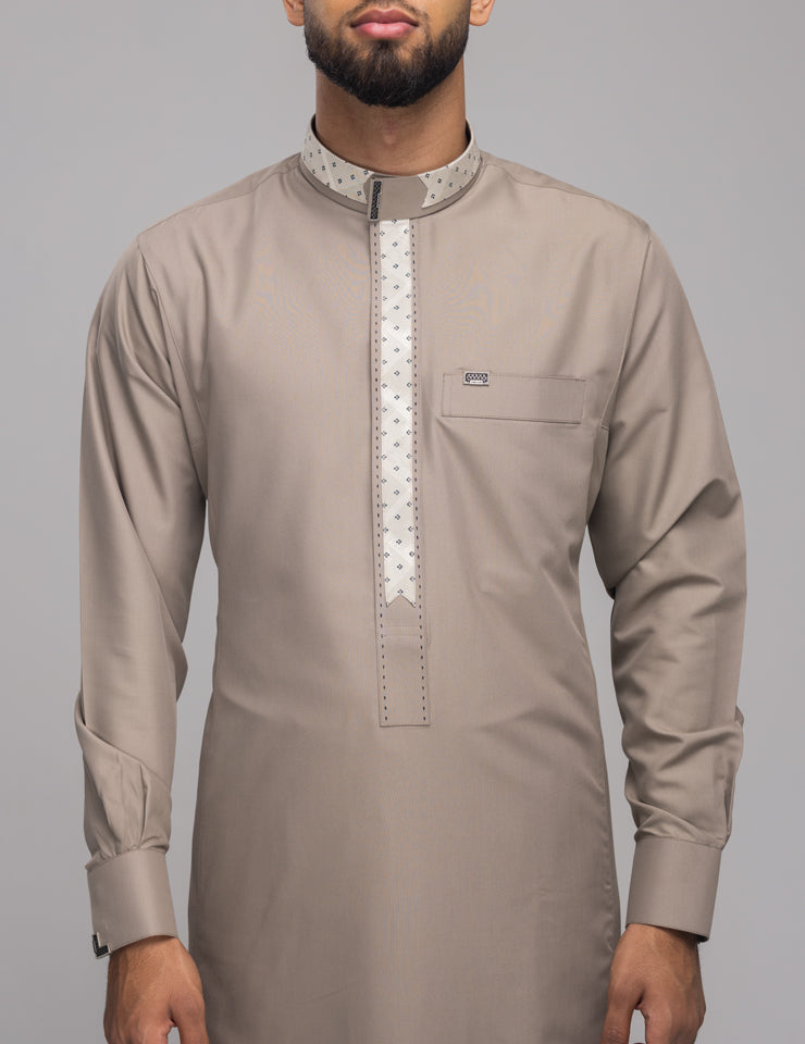 Amaani Onyx Saudi Collar Thobe, Beige, model, full length front