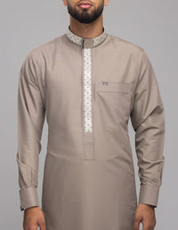 Amaani Onyx Saudi Collar Thobe, Beige, model, full length front