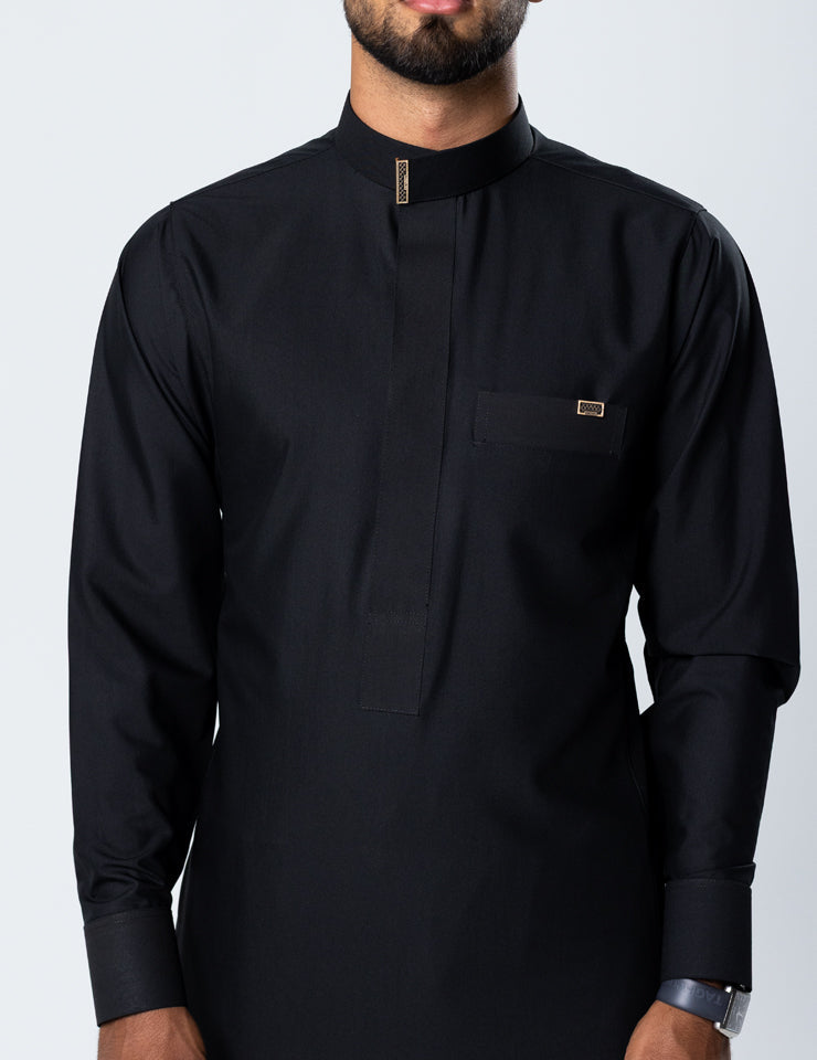 Amaani Sakeen Plain Saudi Thobe, Black, half length front with Saudi collar