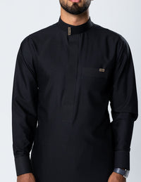 Amaani Sakeen Plain Saudi Thobe, Black, half length front with Saudi collar