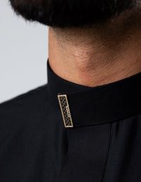 Amaani Sakeen Plain Saudi Thobe, Black, signature button on the collar close up