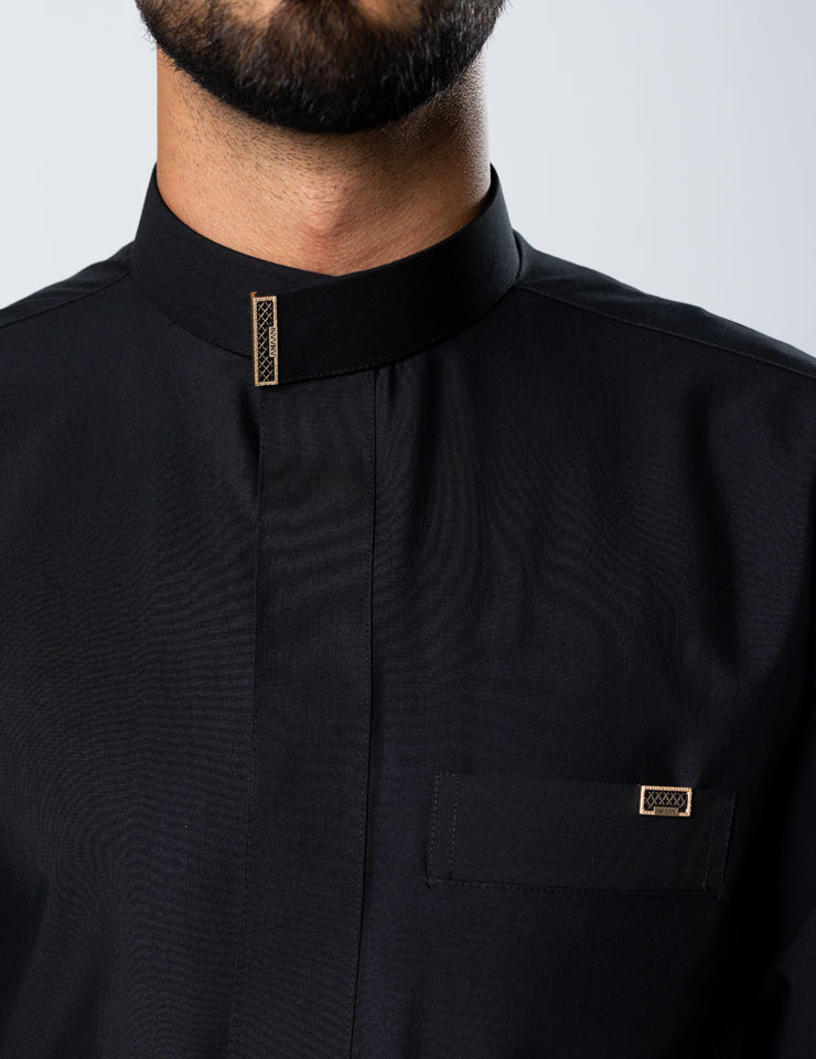 Amaani Sakeen Plain Saudi Thobe, Black, smooth fabric and chest pocket detail