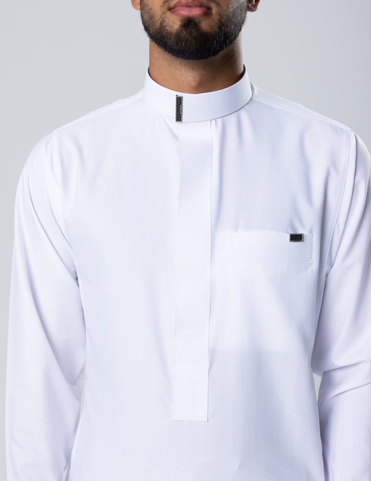 Amaani Sakeen Plain Saudi Thobe, White, half length front with Saudi collar