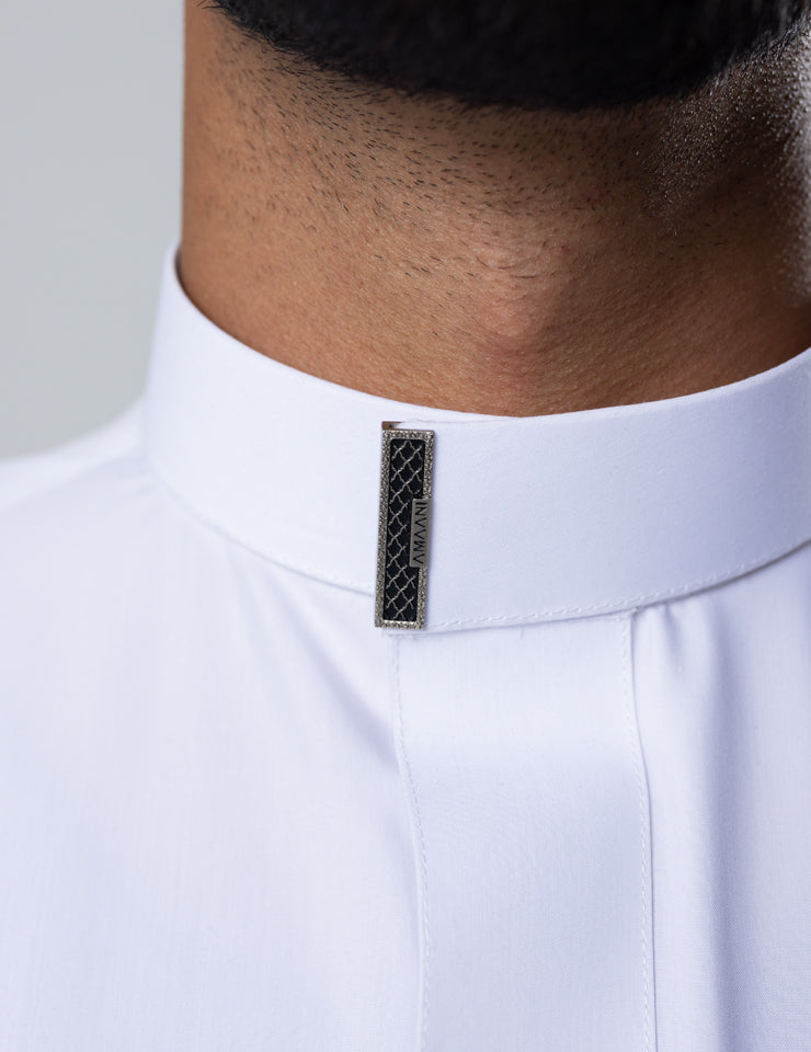 Amaani Sakeen Plain Saudi Thobe, White, collar and signature button close up