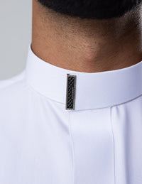 Amaani Sakeen Plain Saudi Thobe, White, collar and signature button close up