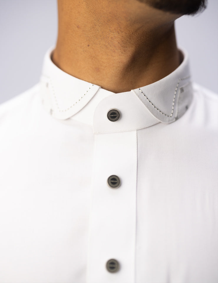 Amaani Spade Mandarin Collar Thobe, White, mandarin collar design work close up