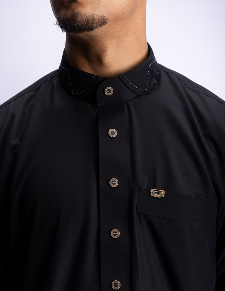 Amaani Spade Mandarin Collar Thobe, Black, placket buttons and top pocket on model