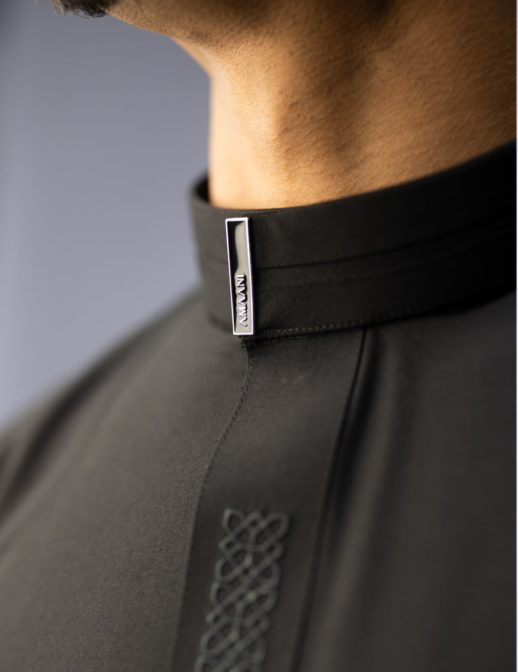 Amaani Sultan Saudi Thobe, Black, collar and signature button close up
