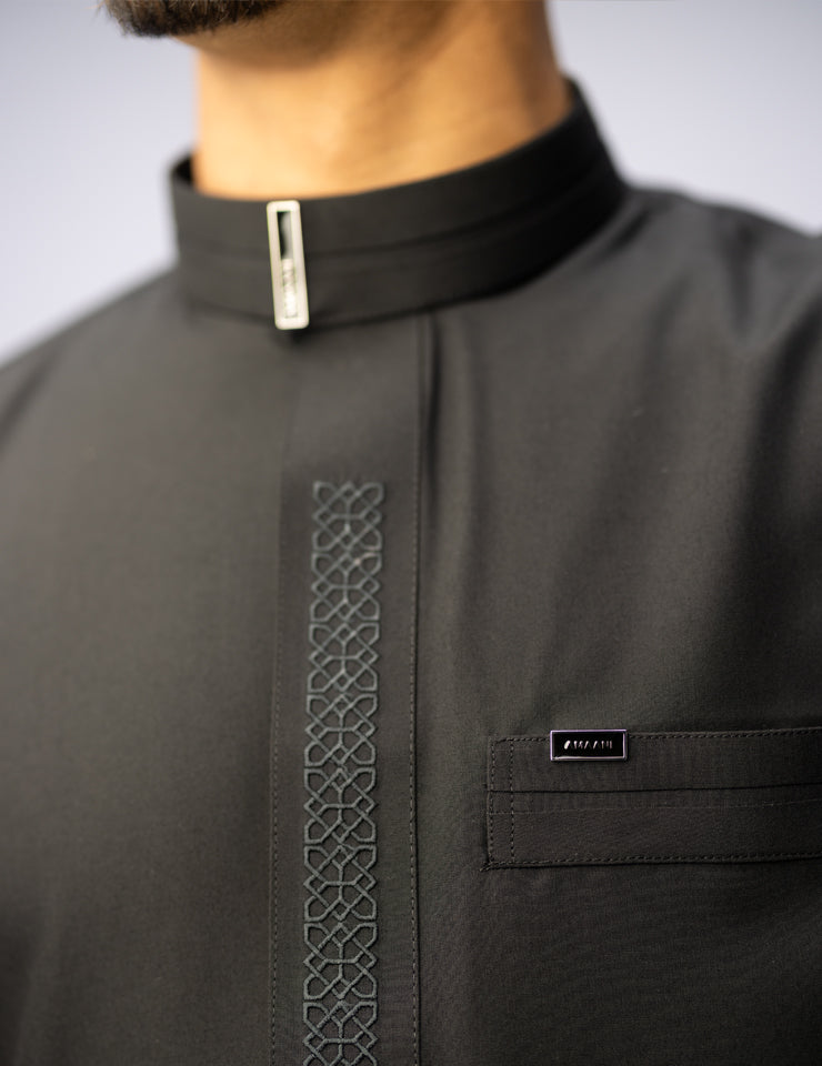 Amaani Sultan Saudi Thobe, Black, placket embroidery and top pocket detail