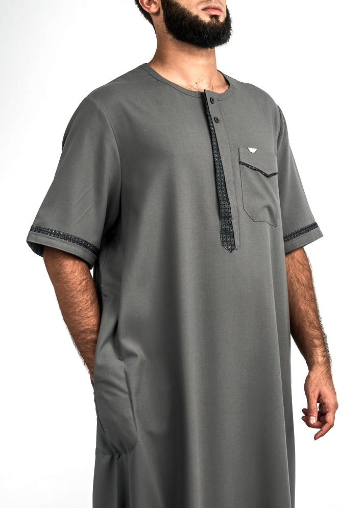 Grey short sleeve thobe, front view
